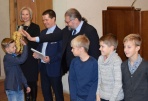 Apdovanoti jaunieji futbolininkai ir jų treneriai 