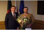 Pasveikinta ketvertuko susilaukusi šeima