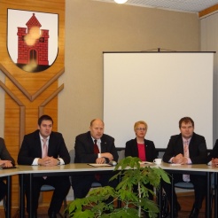 Naujosios politinės daugumos atstovai (iš kairės): K.Lukoševičius, T.Labutis, V.Satkevičius, R.Eitmonė, M.Leliukas, J.Gaidžiūnaitė Naujosios politinės daugumos atstovai (iš kairės): K.Lukoševičius, T.Labutis, V.Satkevičius, R.Eitmonė, M.Leliukas, J.Gaidžiūnaitė