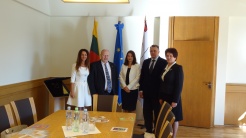 Nuotraukoje - miesto vadovai su Gabrovo atstovėmis