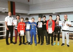 Panevėžio jaunieji boksininkai  su treneriu D. Katkevičiumi 